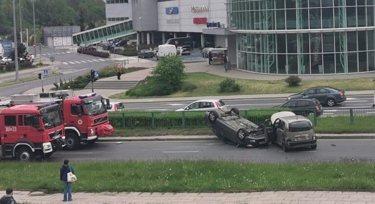 Kierująca Citroenem doprowadziła do dachowania Skody na ul. Krasickiego
