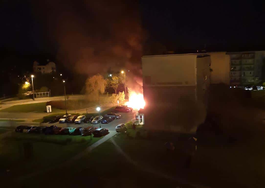 Nocny pożar dwóch aut na Pieczewie. Czy to podpalenie?