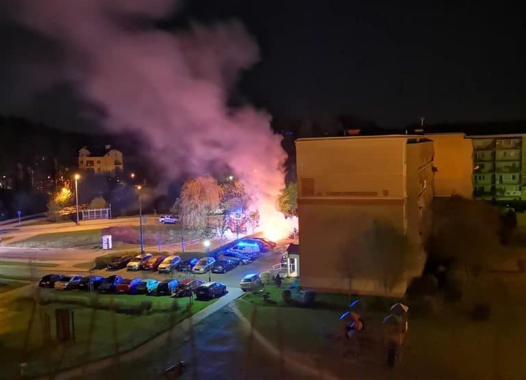 Nocny pożar dw&oacute;ch aut na Pieczewie. Czy to podpalenie?