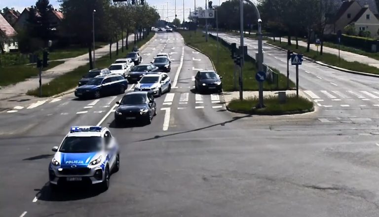 Kobieta rodziła w BMW. Policjanci eskortowali ją pod sam szpital w Olsztynie
