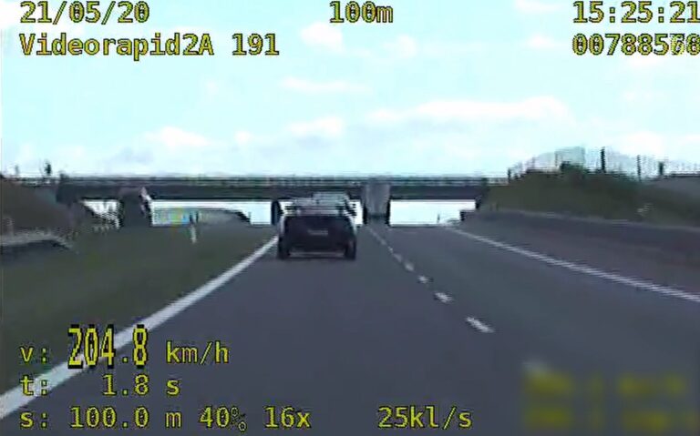 Ojciec z synem ścigali się na &bdquo;si&oacute;demce&rdquo;. Pędzili ponad 200 km/h gdy zostali złapani przez policję