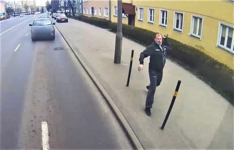 Agresywny mężczyzna zdemolował autobus miejski na Zatorzu. Poszukuje go policja