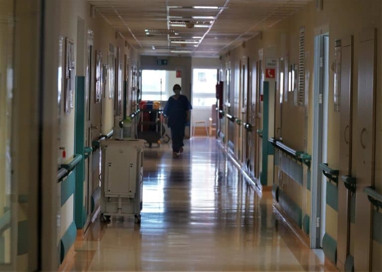 Szpitale i poradnie wznawiają pracę, ale koszty ich działania są dużo większe