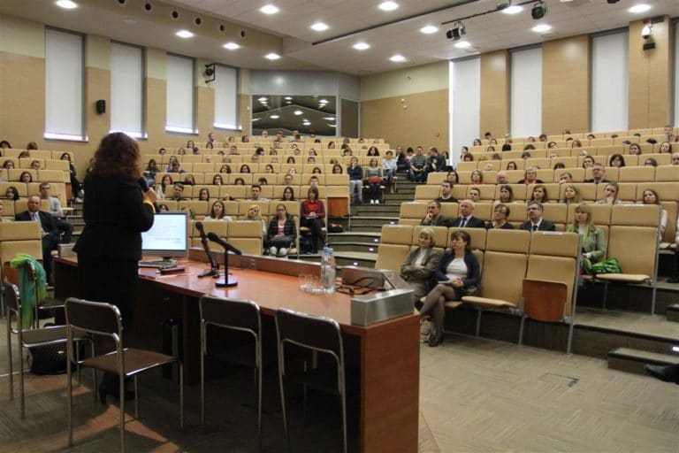 Jak wypada e-learning po miesiącu nauki? Podzielone opinie wykładowc&oacute;w i student&oacute;w UWM