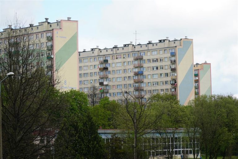 Mieszkaniec Olsztyna wyszedł na parapet okna wieżowca. Zagroził, że wyskoczy z 11 piętra