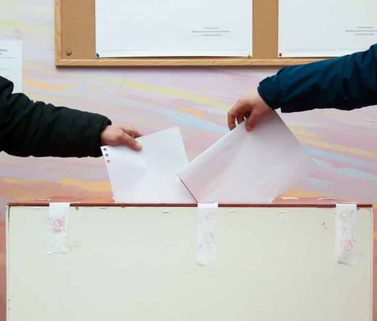 Referenda w Ostr&oacute;dzie i Pieniężnie przebiegają bez przeszk&oacute;d