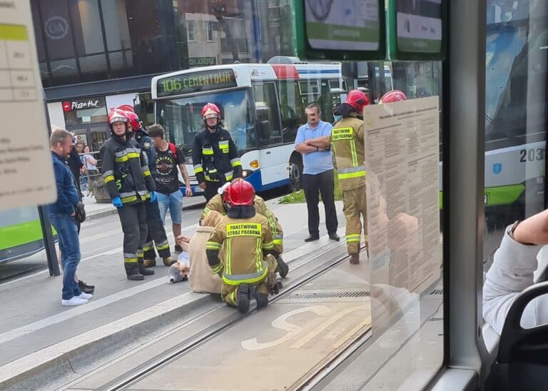 Potrącenie 19-latka pod Aurą. Kto zawinił: kierowca autobusu, czy pieszy?