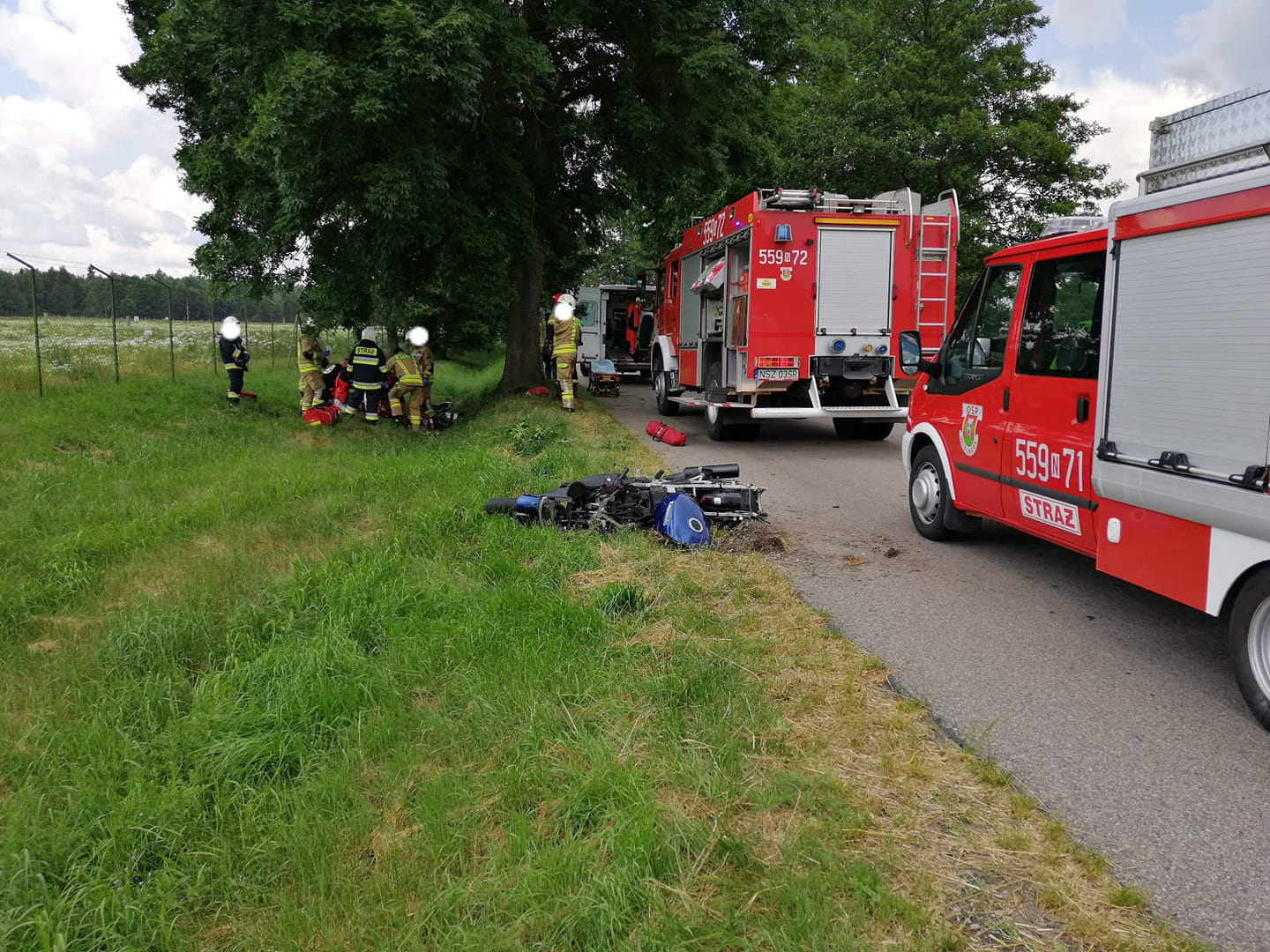 Zginął 26-letni motocyklista. Uderzył w drzewo. Nie miał uprawnień do do kierowania jednośladem