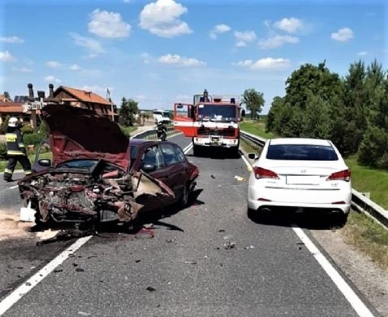 Trzy pojazdy zderzyły się pod Olsztynkiem. Droga zablokowana