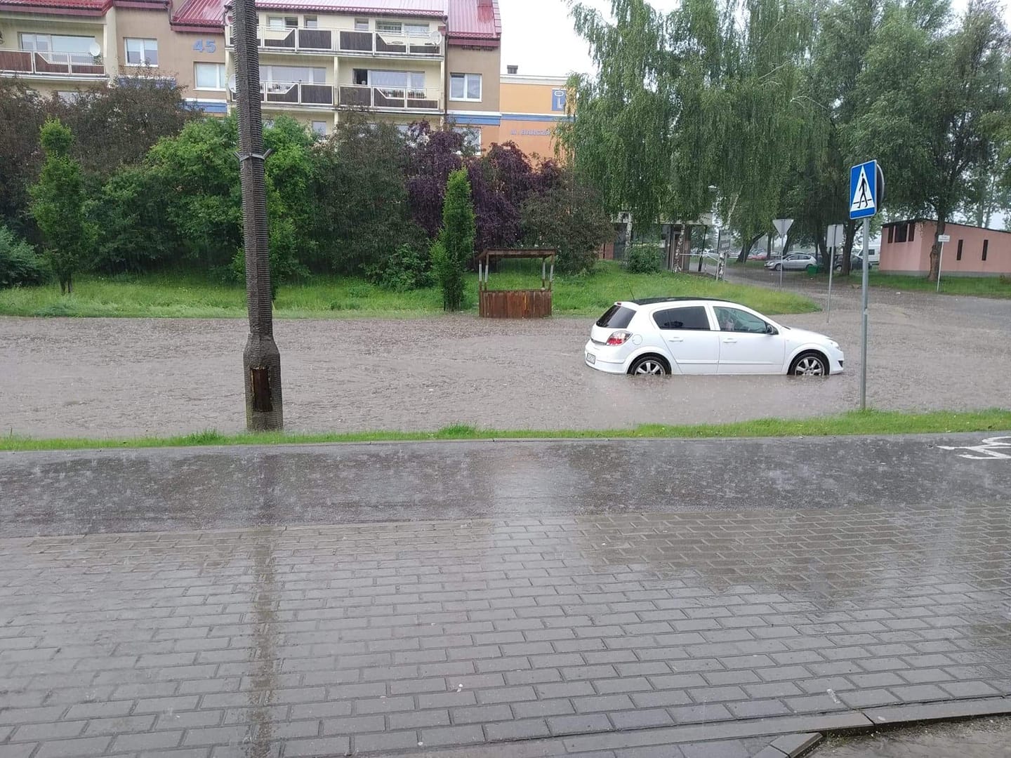 Przeszła ulewa. Są utrudnienia na drogach w Olsztynie