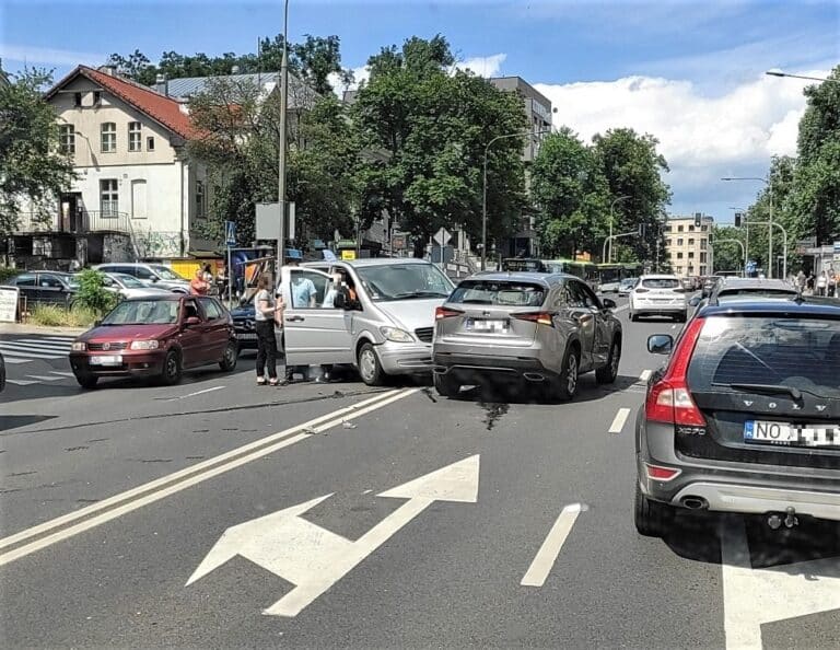 Kolizja Mercedesa, Lexusa i Chevrolet w centrum Olsztyna