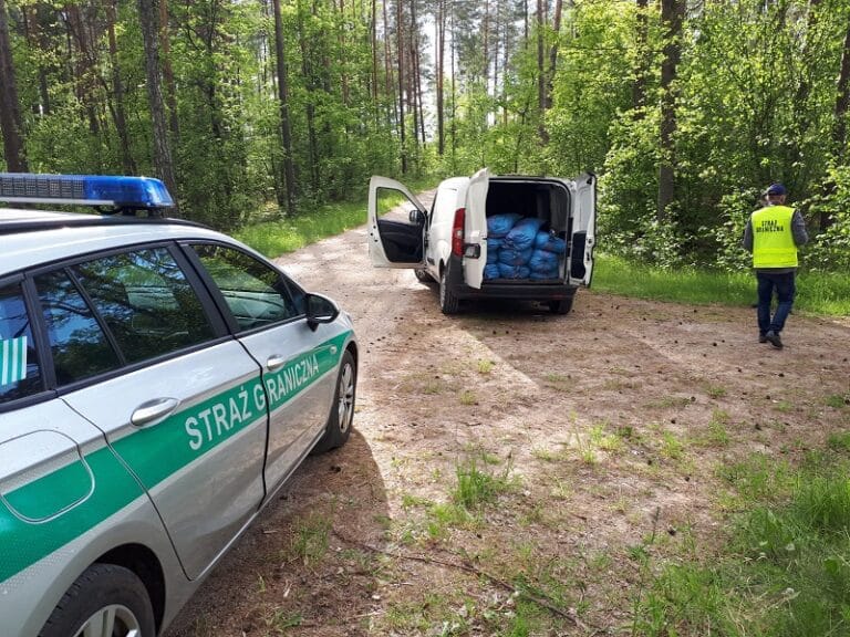 Nie zatrzymała się na &bdquo;stopie&rdquo;. Okazało się, że przewoziła całą pakę nielegalnego towaru