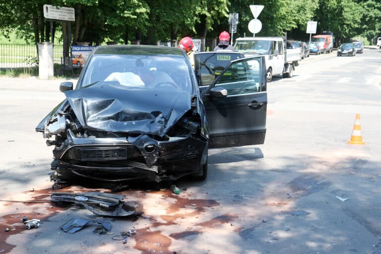 Wypadek na ul. Sybirak&oacute;w. Troje dzieci w szpitalu
