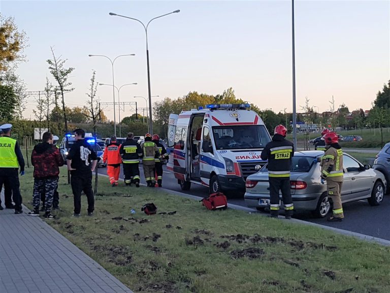 Brawurową jazdę 20-latka skończyła na krawężniku. Auto obr&oacute;ciło się wok&oacute;ł własnej osi na ul. Sielskiej