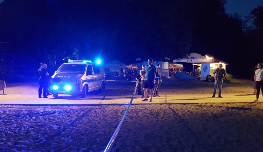 W nocy policja odgrodziła taśmą Plażę Miejską. Na miejscu pracowali specjaliści