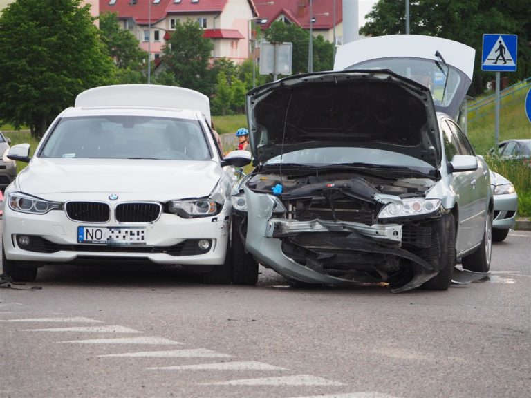 Kraksa na ul. Kubusia Puchatka. Kierująca Mazdą wjechała w BMW