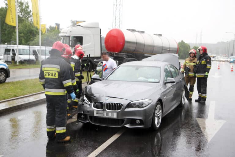 Efekt domina na skrzyżowaniu ul. AK z Jagiellończyka. W kolizji brały udział cztery pojazdy