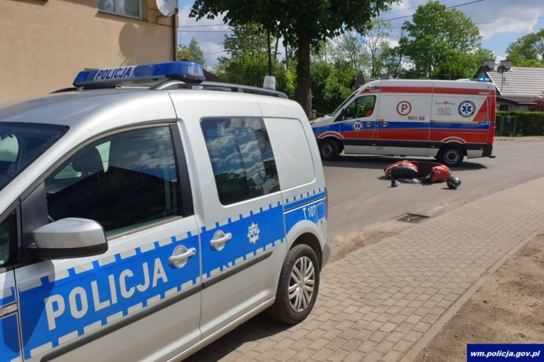 Kierujący motorowerem stracił panowanie nad jednośladem i przewr&oacute;cił się na jezdnie