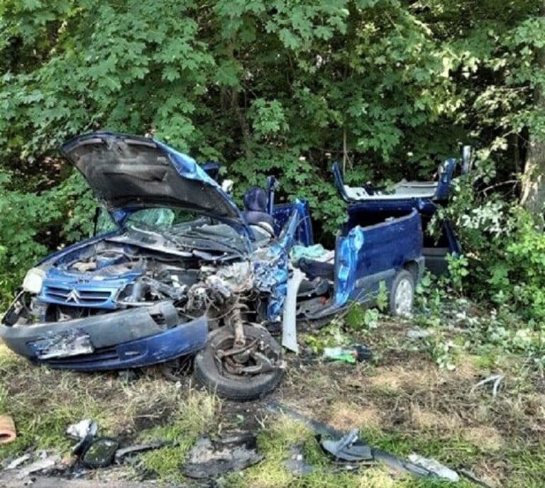 Czołowe zderzenie. Dwie osoby w szpitalu