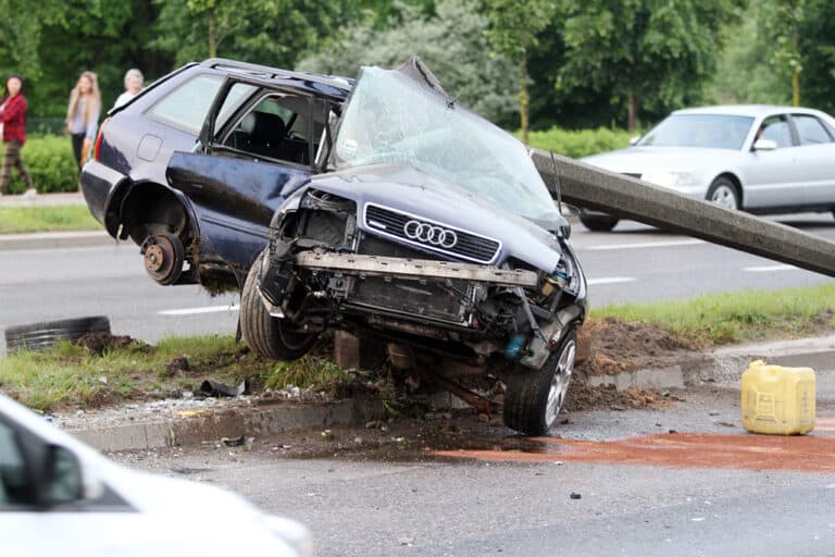 Kolizja na ul. Obrońc&oacute;w Tobruku. Audi uderzyło w latarnię