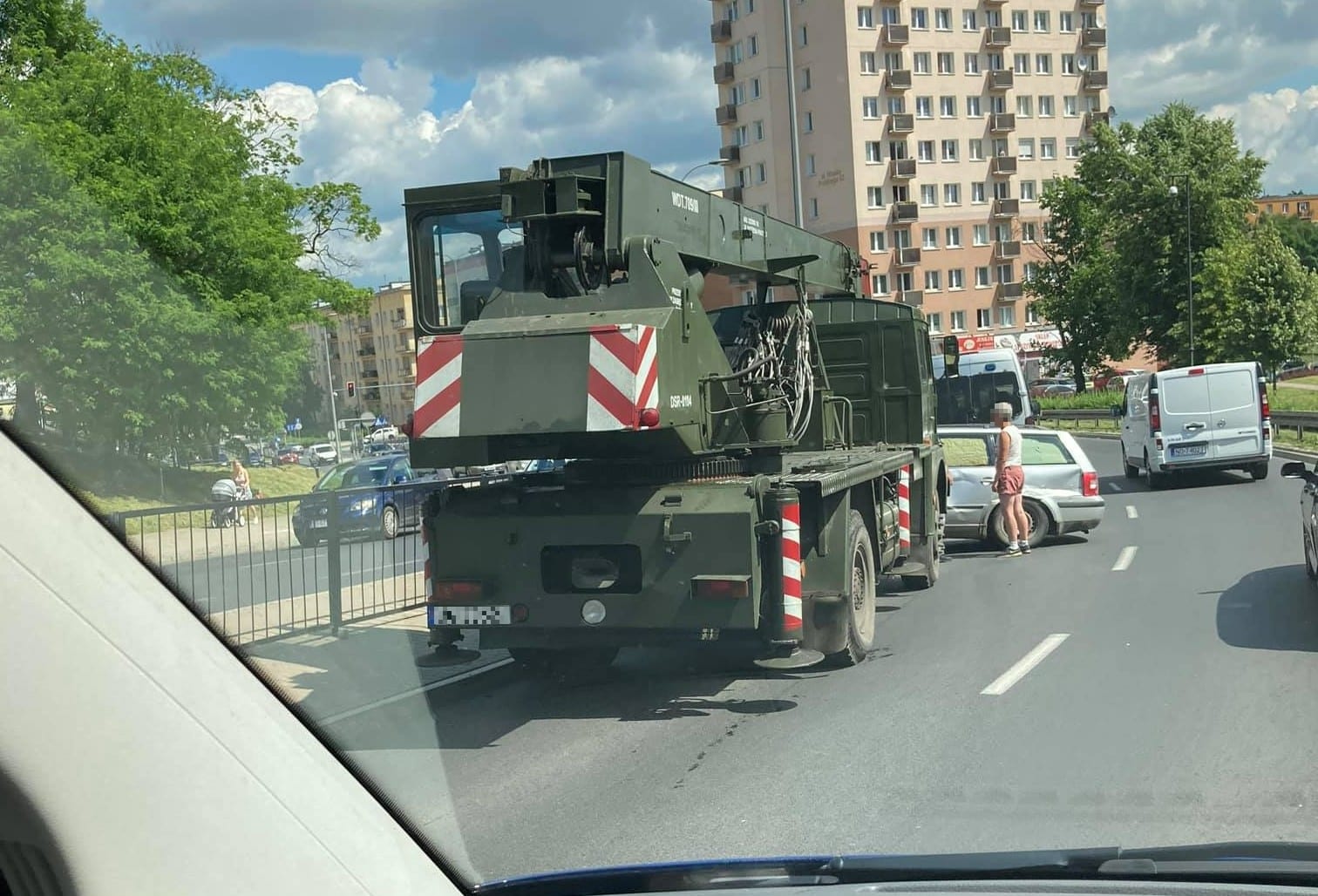 Kierująca chciała zmienić pas ruchu. Wjechała pod wojskową ciężarówkę na al. Wojska Polskiego