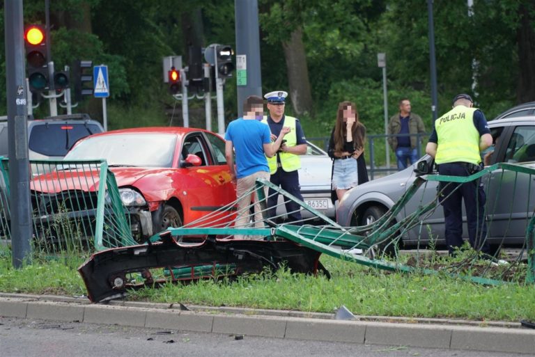 22-latek &bdquo;skosił&rdquo; 10 metr&oacute;w barierki. Zepchnął z drogi Mercedesa, kt&oacute;ry rozbił się  na sygnalizatorze