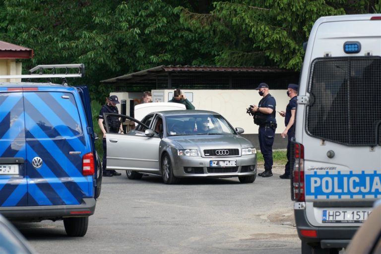 Polowanie na złodzieja samochodu na Jarotach. Tajemnicza akcja policji