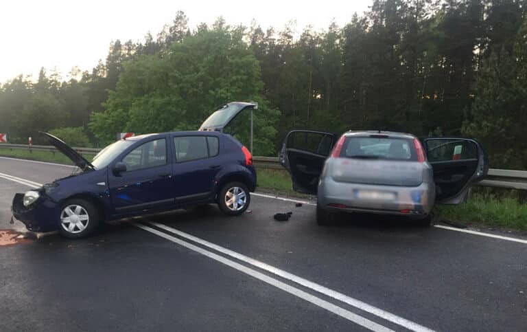 Czołowe zderzenie na drodze do Olsztyna. Dwie osoby w szpitalu