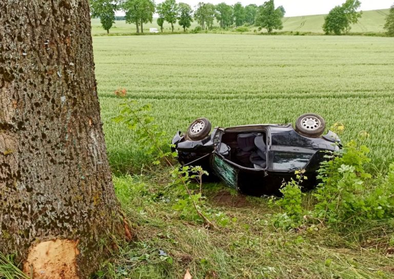 Nie żyje dw&oacute;ch 21-latk&oacute;w. Kierujący audi uderzył bokiem auta w drzewo