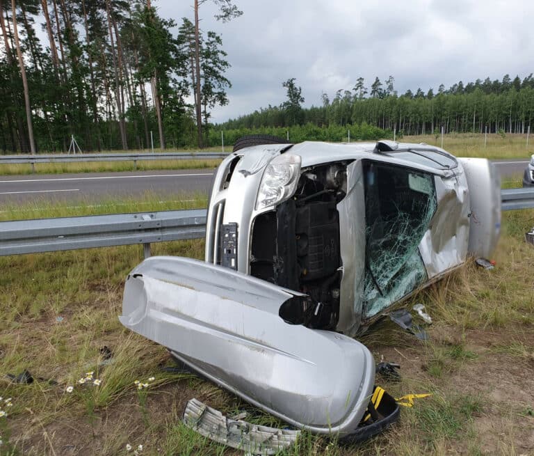 Zjechał na pobocze, uderzył w barierki a potem auto przewr&oacute;ciło się na bok