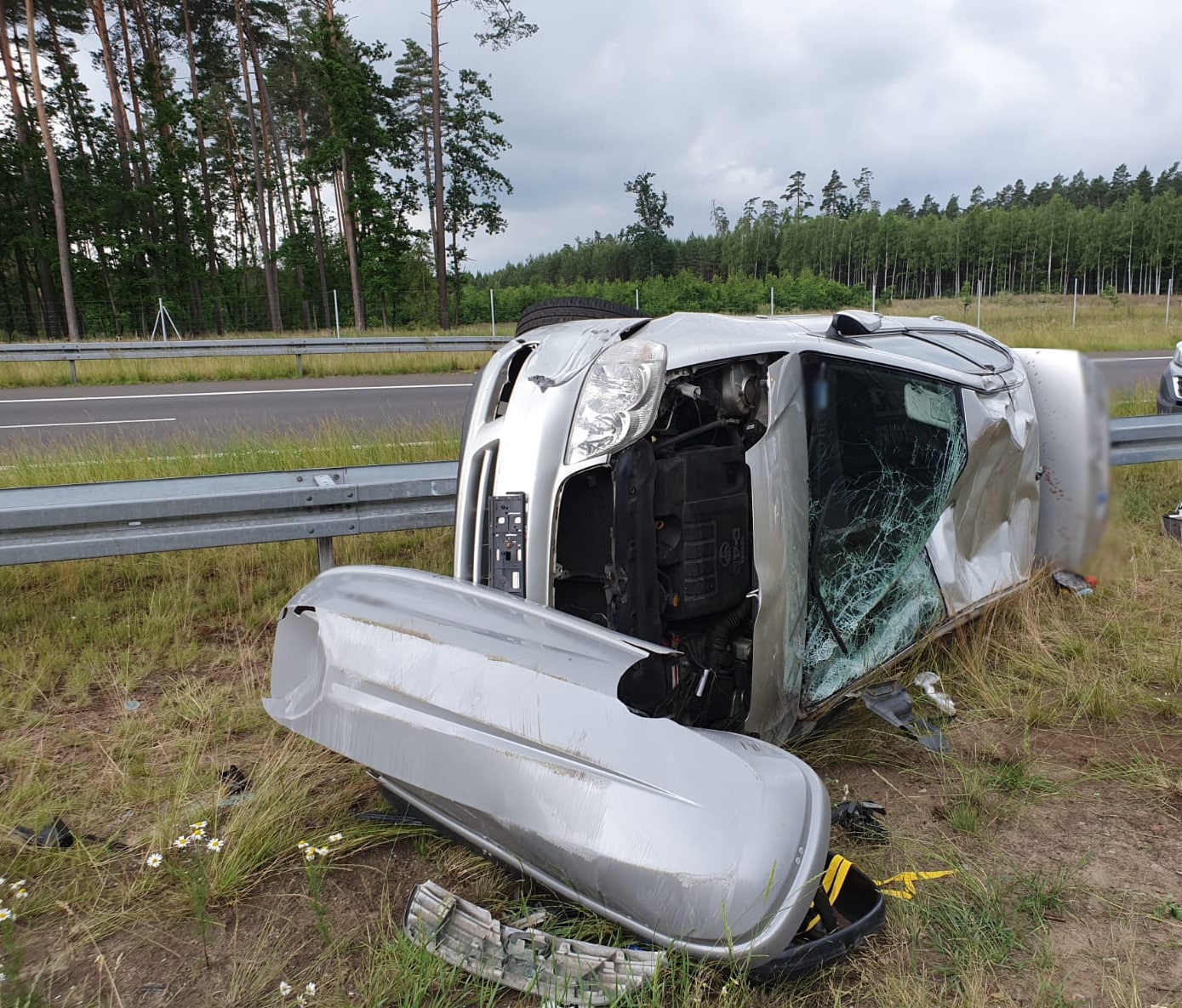 Zjechał na pobocze, uderzył w barierki a potem auto przewróciło się na bok