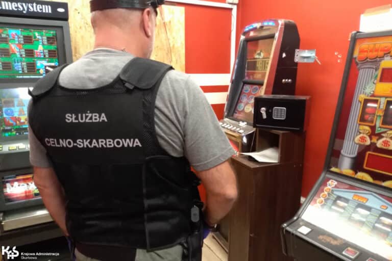 Mimo koronawirusa w Olsztynie kwitnie hazard. Nalot skarb&oacute;wki na &bdquo;automaty&rdquo;