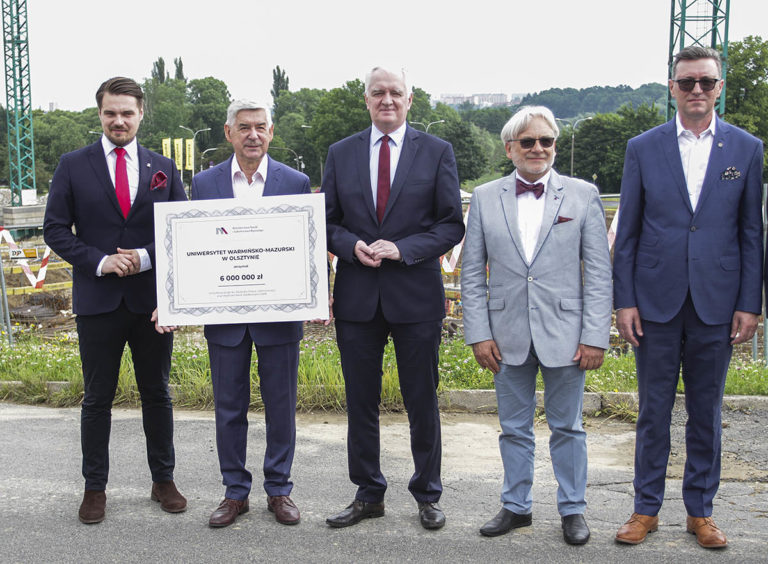 Czek na 6 mln zł od prof. Maksymowicza na wsparcie nowej inwestycji UWM