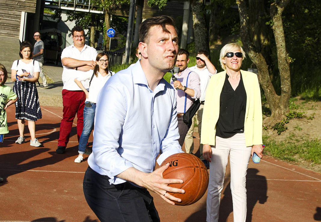 Kandydat na prezydenta Polski przyjechał do Olsztyna i grał w koszykówkę na Plaży Miejskiej