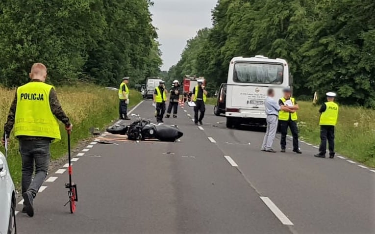 Motocyklista wpadł pod autobus. Zginął na miejscu