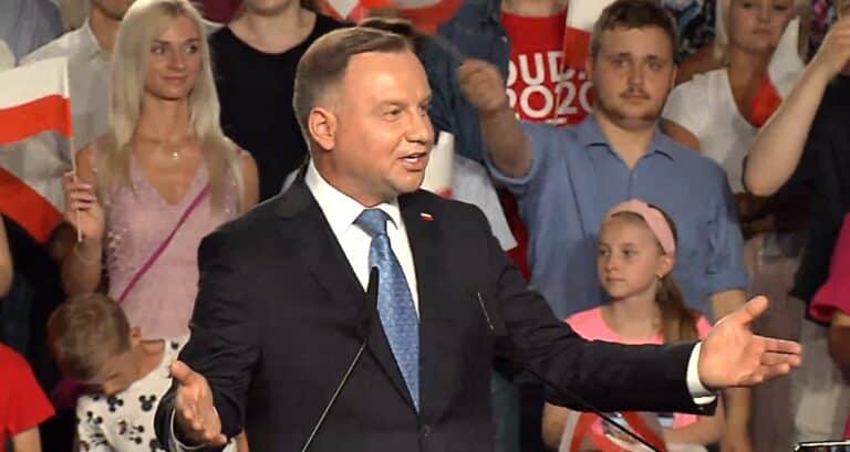 Andrzej Duda wgrywa. &bdquo;Przyszłość to rodzina, bezpieczeństwo, praca, inwestycje, godność&rdquo;