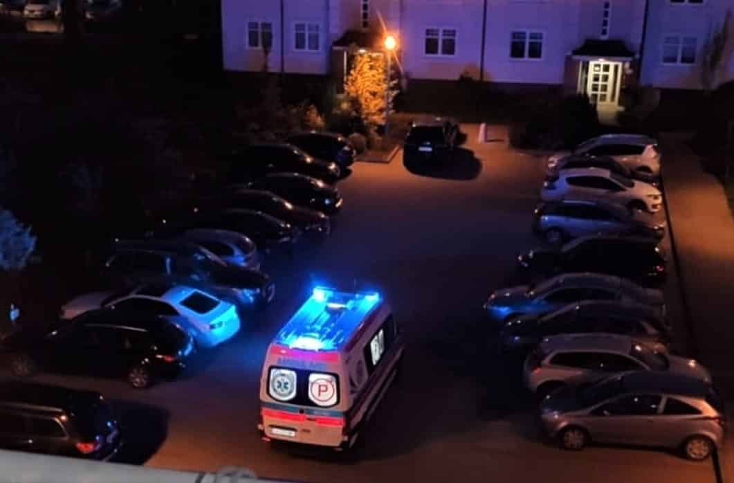 Zgon na osiedlu Belweder po lupą prokuratora. Karetkę zatrzymały betonowe bloki