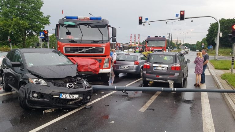 Ogromna kolizja z udziałem straży pożarnej. 6 pojazd&oacute;w zdemolowanych. Wyrwana latarnia