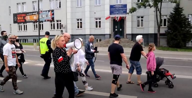 Kilkanaście os&oacute;b protestowało przeciwko rządom PiS. Policja zablokowała ulice w centrum Olsztyna