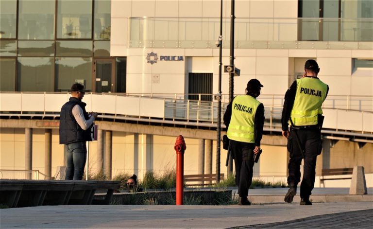 B&oacute;jka młodzieży na Plaży Miejskiej. Skopali chłopaka. Nikt z przechodni&oacute;w nie zareagował