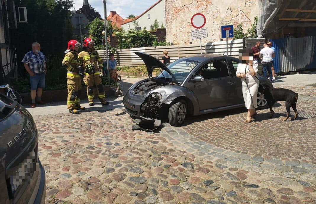 Kierująca VW rozbiła zaparkowane Posche na Starym Mieście. Zeznała, że to wina diabła