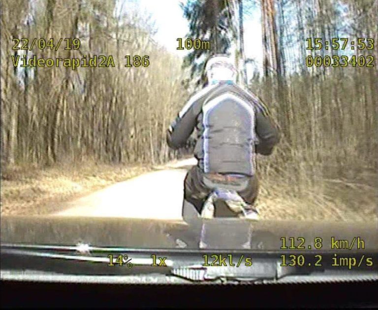Motocyklista zginął pod kołami radiowozu. Nagranie z pościgu jest wstrząsające