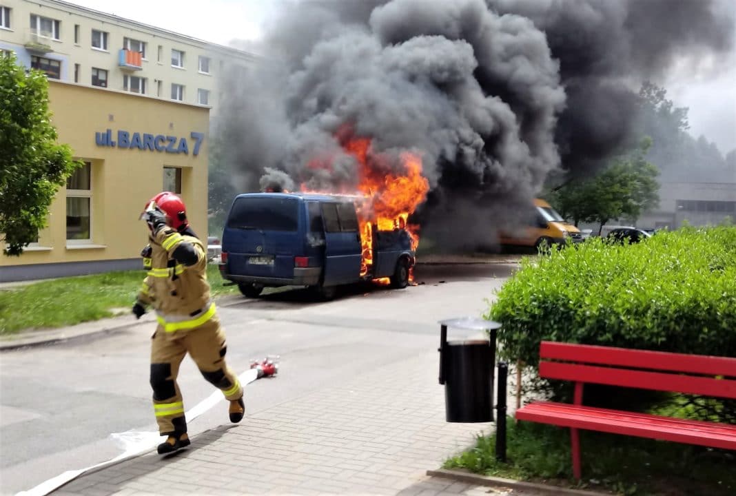 Gwałtowny pożar samochodu pod wieżowcem na Nagórkach
