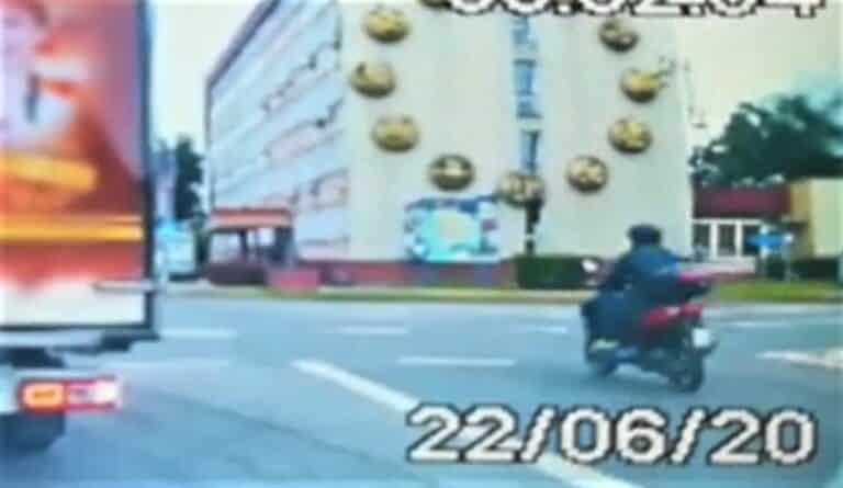 19-latek wjechał skuterem pod pędzące auto. Z obrażeniami głowy trafił do szpitala