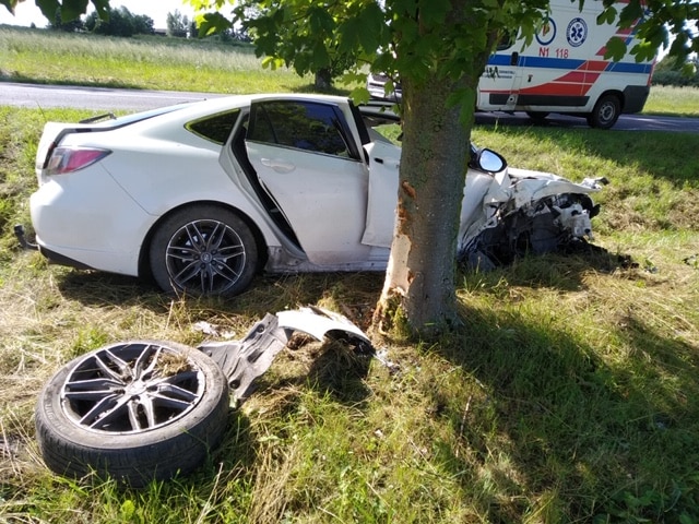 Wypadek na DK 51. Mazda zapchała na pobocze BMW, kt&oacute;re dachowało