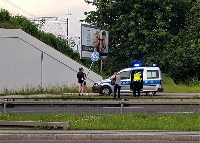 Wypadek na ścieżce rowerowej. Rowerzysta zabrany karetką do szpitala po tym jak potrącił pieszego