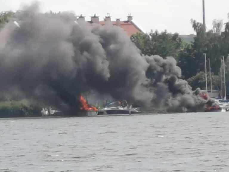 Wybuch i gwałtowny pożar na łodzi pełnej dzieci podczas obozu letniego