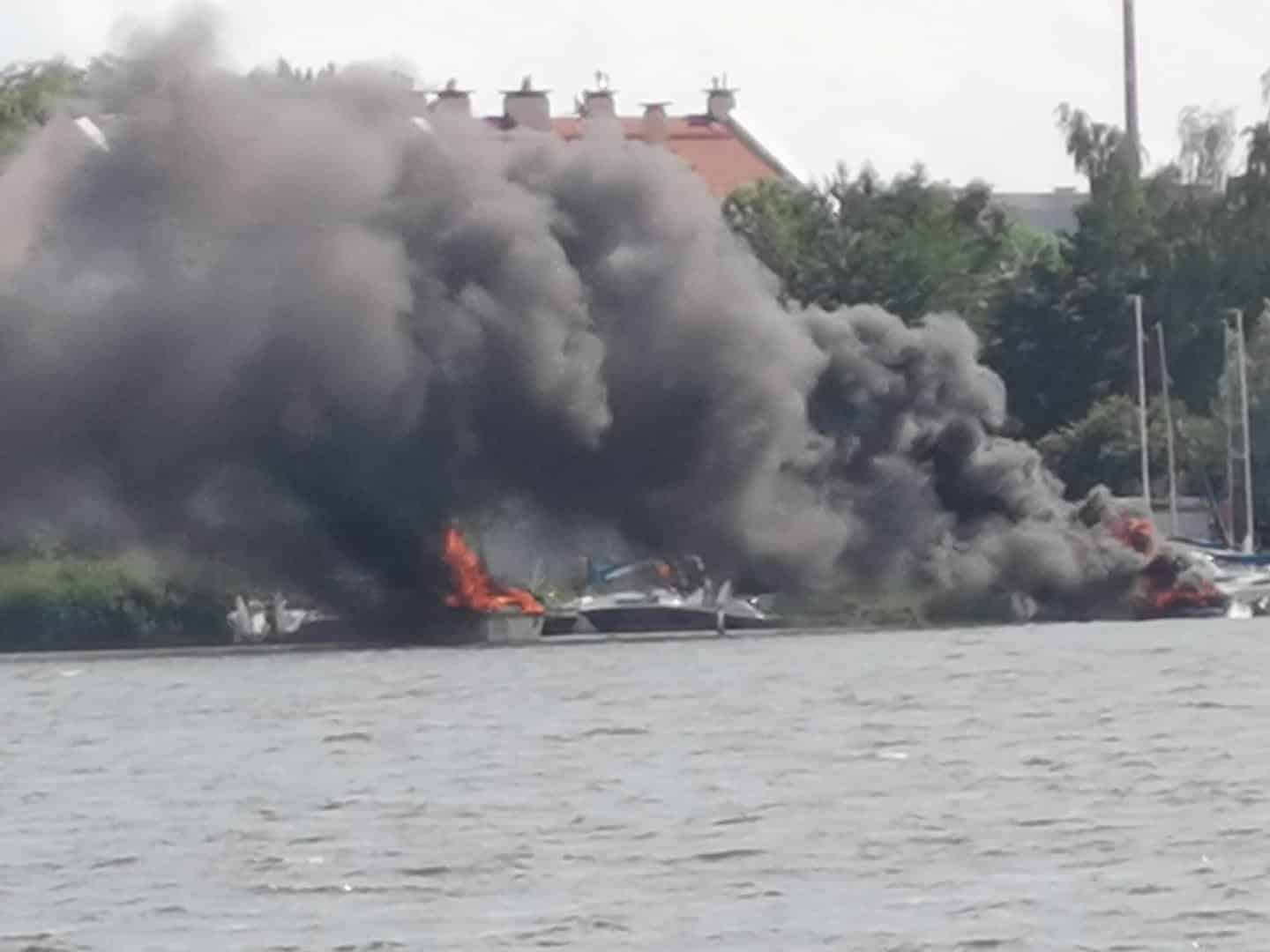 Wybuch i gwałtowny pożar na łodzi pełnej dzieci podczas obozu letniego
