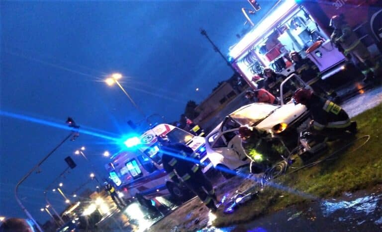 Kierujący fiatem wjechał na skrzyżowanie pomimo czerwonego światła. Doprowadził do kolizji