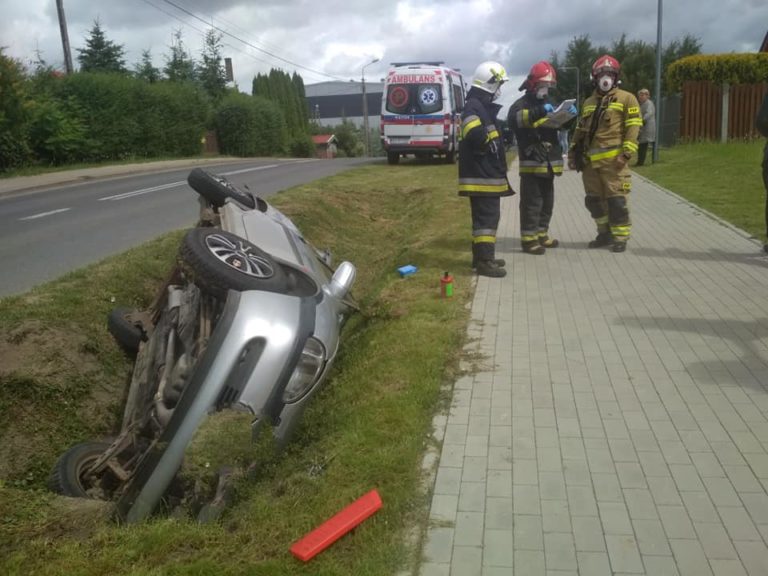 Kolizja pod Olsztynem. Jedno z aut dachowało i wylądowało w rowie